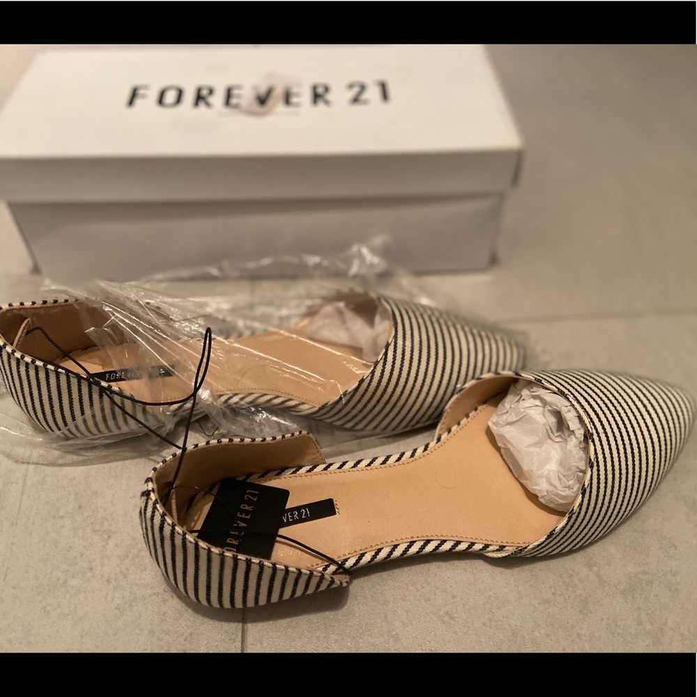 Pointy stripped flats 💙